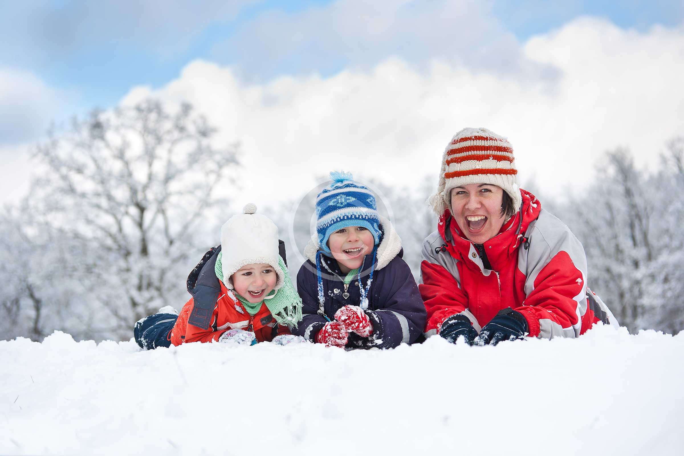 Счастливая семья в снегу